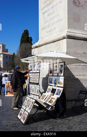 I turisti alla ricerca di quadri di artisti locali di Roma in Italia Foto Stock