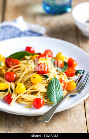 Spaghetti con il giallo e il rosso pomodoro ciliegino da sale marino Foto Stock
