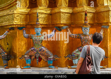 Il turista fotografa sculture di guerrieri di scimmia a mezzo demone al Wat Phra Kaew, complesso del Grand Palace di Bangkok, Thailandia. Foto Stock