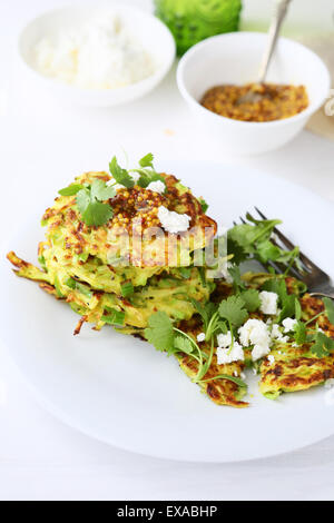 Frittelle di zucchini su piastra Foto Stock