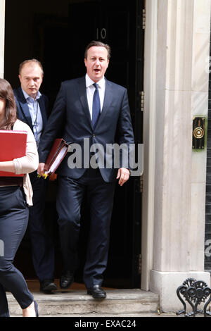 Londra, Regno Unito. 08 Luglio, 2015. Il Primo Ministro David Cameron lascia il numero 10 di Downing Street per il suo modo di sentire il discorso budget dal Cancelliere dello Scacchiere George Osborne. Questo è il primo bilancio conservatore in quasi venti anni. Credito: Paolo Marriott/Alamy Live News Foto Stock