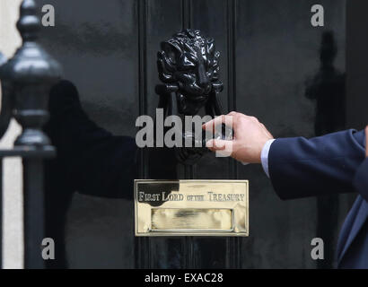 Londra, Regno Unito. 08 Luglio, 2015. Lo sportello anteriore del numero 10 di Downing street, home al primo signore del Ministero del Tesoro. Questo è il primo bilancio conservatore in quasi venti anni. Credito: Paolo Marriott/Alamy Live News Foto Stock