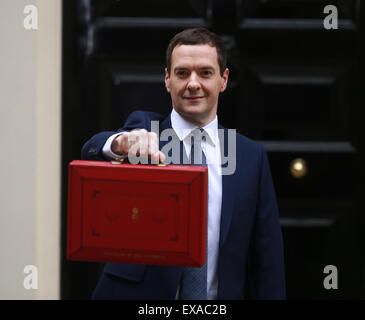 Londra, Regno Unito. 08 Luglio, 2015. Il cancelliere dello scacchiere George Osborne sorregge il bilancio in rosso nella casella Numero esterno 11 Downing Street, prima di consegnare il suo discorso budget in House of Commons. Questo è il primo bilancio conservatore in quasi venti anni. Credito: Paolo Marriott/Alamy Live News Foto Stock