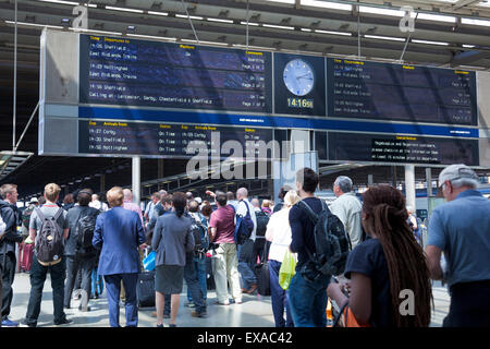 Persone controllo volte a una stazione ferroviaria durante la London sciopero del tubo 9 Luglio 2015 - Stazione di St Pancras Foto Stock