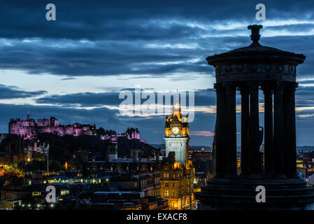 Il castello di Edinburgo e la città di notte, Scotland Regno Unito Foto Stock