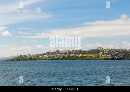 Città vista dal mare, Lerwick, la terraferma Orkney e Shetland Islands, Scotland, Regno Unito Foto Stock