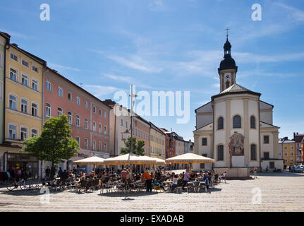 Piazza con la chiesa parrocchiale di San Osvaldo, Traunstein, Chiemgau, Alta Baviera, Baviera, Germania Foto Stock