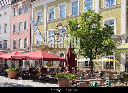 La Hofbräuhaus Traunstein sulla piazza del paese, Traunstein, Chiemgau, Alta Baviera, Baviera, Germania Foto Stock