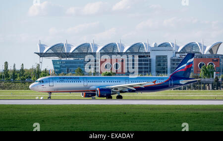 Aeroflot Airbus A321-211, numero di immatricolazione VQ-letto, taxying all'aeroporto di Monaco, Monaco di Baviera, Baviera, Baviera, Germania Foto Stock