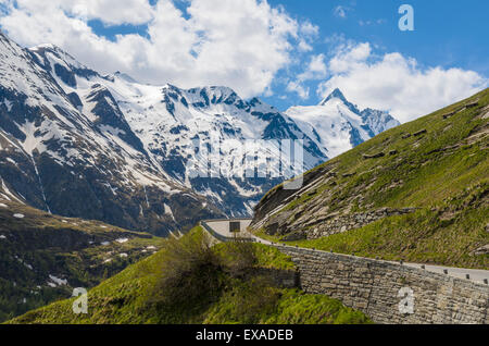 Il Großglockner alta Alpine road, Großglockner nella parte posteriore destra, Alti Tauri Parco Nazionale, Salisburgo, Austria Foto Stock