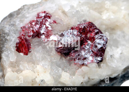 Il cinabro (solfuro di mercurio) su cluster di quarzo (minati nel Hunan, Cina) Foto Stock