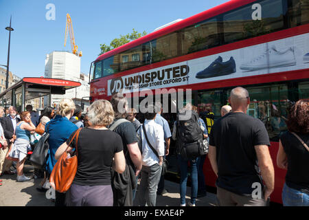 Londra, Regno Unito. 9 Luglio 2015 - Il più grande sciopero della metropolitana di Londra in 13 anni sta causando caos pendolari in tutta la città. Alla stazione ferroviaria internazionale di St Pancras e King's Cross entrambi i viaggiatori che arrivano in Eurostar e national rail treni, nonché un regolare londinese sono bloccati su affollato le fermate del bus e del pranzo gli autobus. Credito: Nathaniel Noir/Alamy Live News Foto Stock