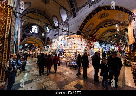 Interno del Grand Bazaar (Kapali Carsi), Istanbul, Turchia, Europa Foto Stock