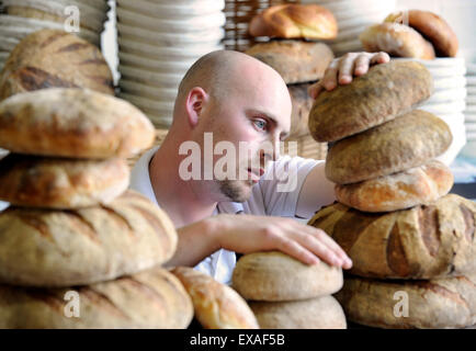 L'artigiano panettiere Alex Gooch al suo in Hay-on-Wye, Herefordshire UK Foto Stock