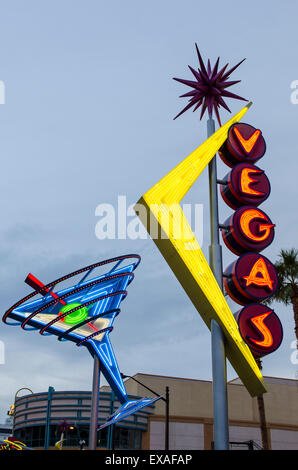 Oscar Neon coppetta Martini e Vegas insegne al neon, Fremont Street, Museo al Neon di Las Vegas, Nevada, Stati Uniti d'America Foto Stock