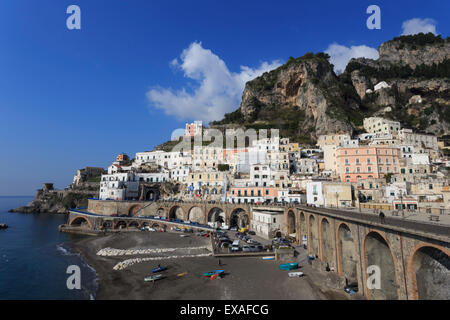 Atrani fronte spiaggia, vicino Amalfi Costiera Amalfitana (Costiera Amalfitana), il Sito Patrimonio Mondiale dell'UNESCO, Campania, Italia, Europa Foto Stock