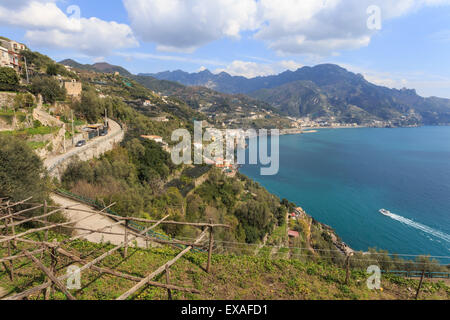 Vista costiera al di sopra di Castiglione di Ravello, verso Minori e Maiori, Costiera Amalfitana, UNESCO, Campania, Italia Foto Stock