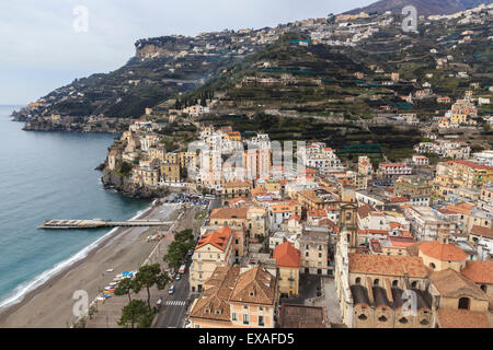 Minori, spiaggia, città, cattedrale e colline terrazzate con vista a Ravello, vista in elevazione, Costiera Amalfitana, Campania, Italia Foto Stock