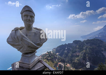 Visualizza in basso ad Atrani, dalla terrazza dell'Infinito, i giardini di Villa Cimbrone, Ravello, Costiera Amalfitana, Campania, Italia Foto Stock