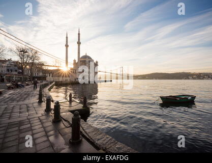 Esterno della Moschea Ortakoy e Ponte sul Bosforo all'alba, Ortakoy, Istanbul, Turchia, Europa Foto Stock