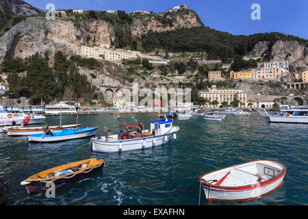 Barche da pesca nel porto di Amalfi, scogliere e colline, Costiera Amalfitana (Costiera Amalfitana), sito UNESCO, Campania, Italia Foto Stock