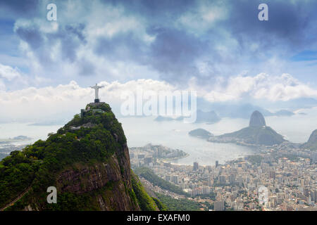 Rio de Janeiro paesaggio mostra Corcovado Cristo e il Pan di Zucchero, sito UNESCO, Rio de Janeiro, Brasile, Sud America Foto Stock