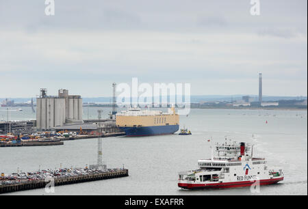 Southampton Dock Dock testa con Red Funnel provenienti dall' Isola di Wight Foto Stock