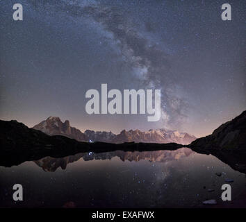 Cielo stellato sul Mont Blanc gamma visto da Lac des Cheserys, Haute Savoie. Le Alpi Francesi, Francia, Europa Foto Stock