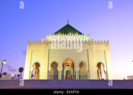 Mausoleo di Mohammed V al crepuscolo, Rabat, Marocco, Africa Settentrionale, Africa Foto Stock