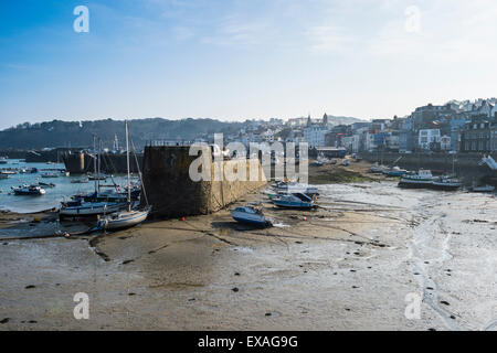 Vista sul mare di Saint Peter Port Guernsey, Isole del Canale, Regno Unito, Europa Foto Stock