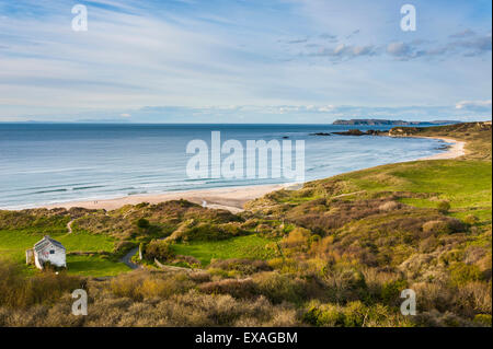 Vista su Whitepark Bay (White Park Bay), County Antrim, Ulster (Irlanda del Nord, Regno Unito, Europa Foto Stock