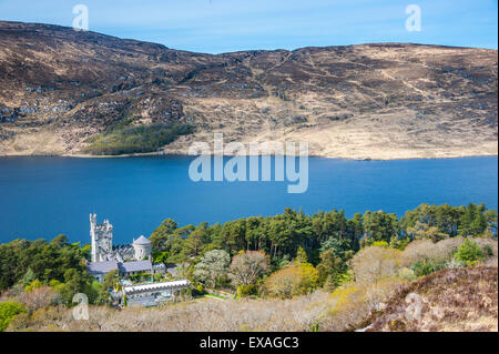 Il Castello di Glenveagh sul lago di Lough Beagh nel Castello e Parco nazionale di Glenveagh, County Donegal, Ulster, Repubblica di Irlanda, Europa Foto Stock