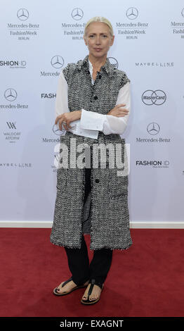 Berlino, Germania. 09 Luglio, 2015. Il capo redattore del tedesco Vogue, Christiane Arp arriva alla mostra "designer per domani' alla Mercedes-Benz della settimana della moda a Berlino, Germania, 09 luglio 2015. La Primavera/Estate 2016 le collezioni vengono presentate durante la settimana della moda di Berlino dal 07 al 10 luglio. Foto: BRITTA PEDERSEN/dpa/Alamy Live News Foto Stock