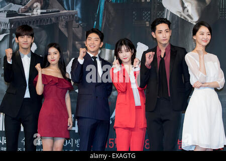 Chang-Min(Dongbangsinki), Kim So-Eun, Lee Joon-Gi, Lee Yu-Bi, Lee Soo-Hyuk e Jang Hee-Jin, Lug 07, 2015 : sud coreano attori e attrici (L-R) Changmin, Kim in modo-eun, Lee Joon-gi, Lee Yu-bi, Lee soo-hyuk e Jang Hee-jin pongono durante una presentazione per la stampa del sud coreano di dramma, 'Scholar che cammina la notte' a Seul, in Corea del Sud. © Lee Jae-Won/AFLO/Alamy Live News Foto Stock