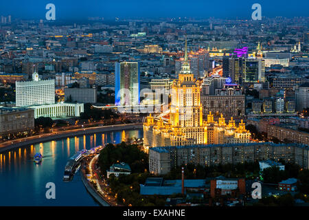 Vista in elevazione sopra il fiume Moskva embankment, Ucraina Hotel e il russo White House, Mosca, Russia, Europa Foto Stock