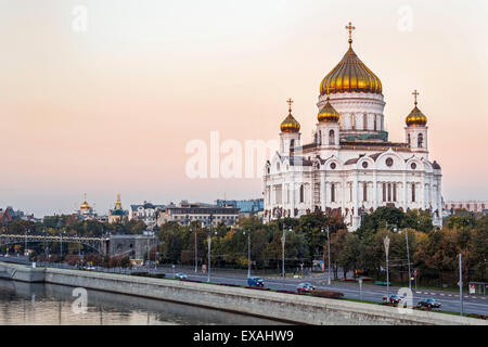 La Cattedrale di Cristo Salvatore e il fiume Moskva, Mosca, Russia, Europa Foto Stock