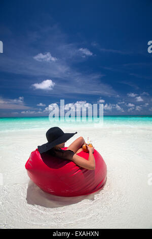 Donna relax sulla spiaggia, Maldive, Oceano Indiano, Asia Foto Stock