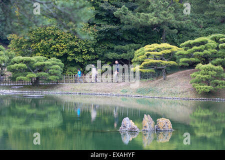 Persone a Ritsurin-koen, Takamatsu, Shikoku, Giappone, Asia Foto Stock