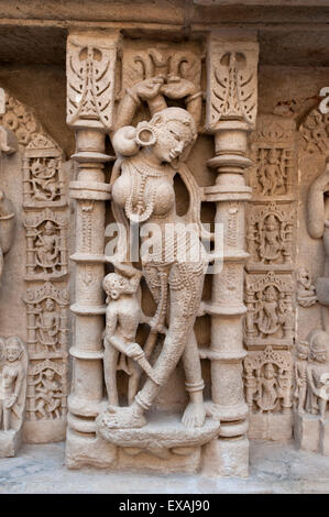 Scolpiti dancing girl sulla parete di Rani ki Vav, xi secolo stepwell dedicata al dio indù signore Vishnu, Patan, Gujarat, India Foto Stock