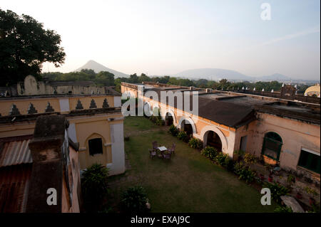 La mattina presto sui prati della vecchia struttura rurale Rajput palace, Dhenkanal, Orissa (Odisha), India, Asia Foto Stock
