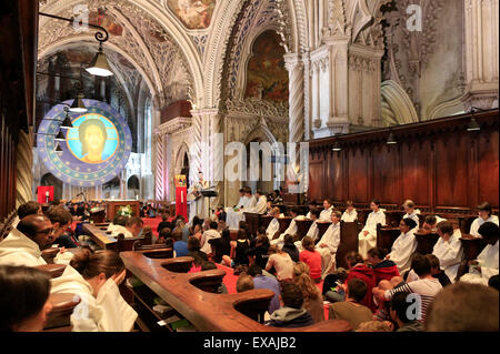 I giovani adulti missione 18-30 di Chemin Neuf, Abbazia di Hautecombe, Saint-Pierre-de-Curtille, Savoie, Francia, Europa Foto Stock