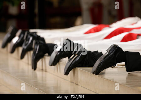 Sacerdote ordinazioni nella cattedrale di Notre Dame de Paris Cathedral, Parigi, Francia, Europa Foto Stock