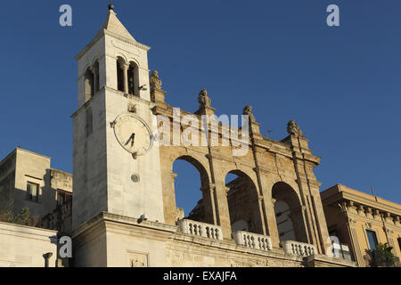 Palazzo del Sedile dei Nobili di clock tower, piazza Mercantile (Piazza del Mercato), in Bari vecchia trimestre di bari, puglia, Italia Foto Stock