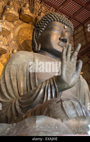 Daibutsu (Grande Buddha) (Vairocana) all'interno del Daibutsu-den Hall del tempio buddista di Tempio di Todai-ji di Nara, UNESCO, Kansai, Giappone Foto Stock