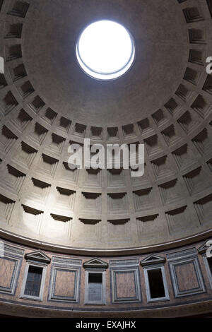 Vista interna della cupola all'interno del Pantheon, Sito Patrimonio Mondiale dell'UNESCO, Piazza della Rotonda, Roma, Lazio, l'Italia, Europa Foto Stock