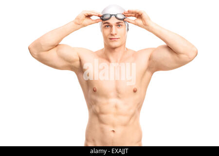 Muscolare di giovani nuotatori con una nuotata grigio cappello nero e occhiali da nuoto guardando la telecamera e sorridente Foto Stock