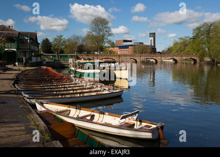 Barche sul Fiume Avon e il Royal Shakespeare Theatre di Stratford-upon-Avon, Warwickshire, Inghilterra, Regno Unito, Europa Foto Stock