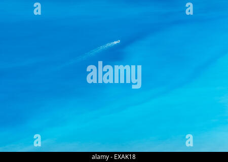 Mare blu turchese. Vista aerea del mare turchese con imbarcazione a motore Foto Stock