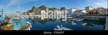 Vista panoramica 145 gradi Mirina City Quay, il suo castello storico e buldings riflessa su la superficie dell'acqua. Lemnos Limnos, Grecia Foto Stock