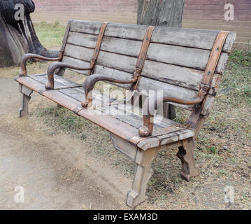 Un vecchio banco all'ingresso del Confucio luogo di sepoltura presso la foresta di Confucio Foto Stock